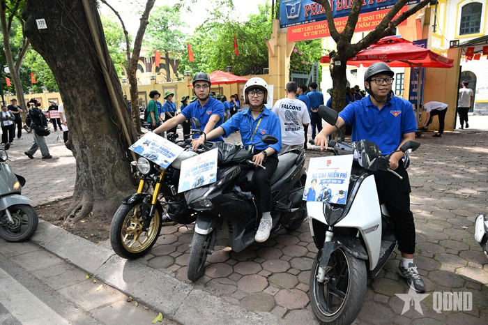 Đội ngũ xe ôm miễn phí luôn sẵn sàng tại cổng trường.