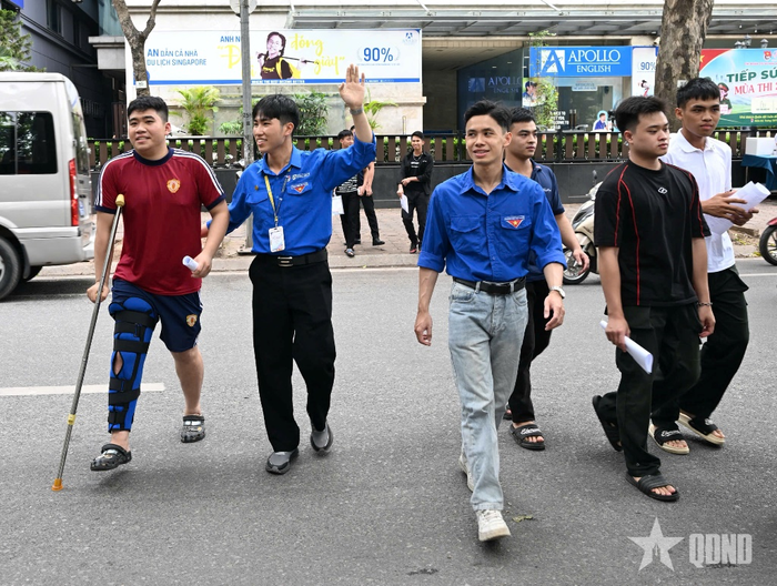  Hỗ trợ học sinh đi lại khó khăn tại điểm Trường THPT Phan Đình Phùng. 