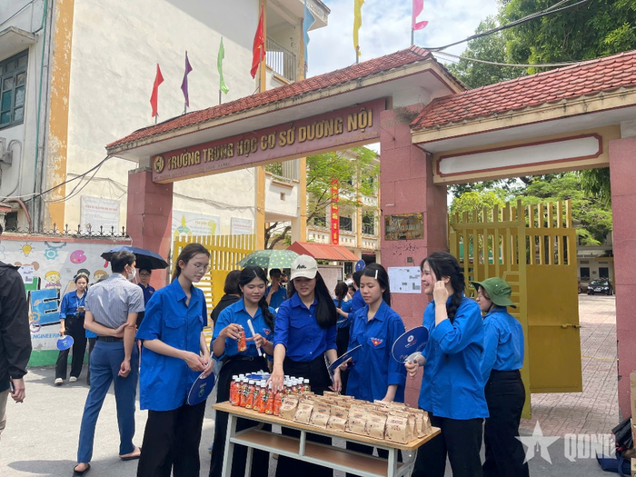 Tình nguyện viên phát đồ miễn phí tại điểm Trường THCS Dương Nội.