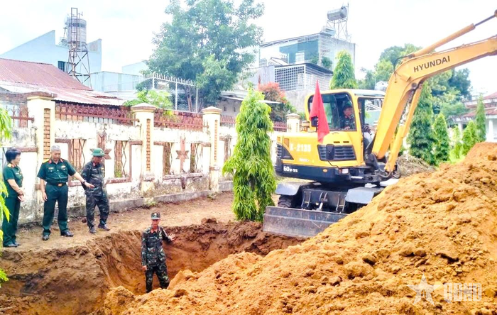 Cán bộ, chiến sĩ Đội K53 đào rãnh thăm dò trong khuôn viên Nghĩa trang liệt sĩ phường Đăk Cấm.