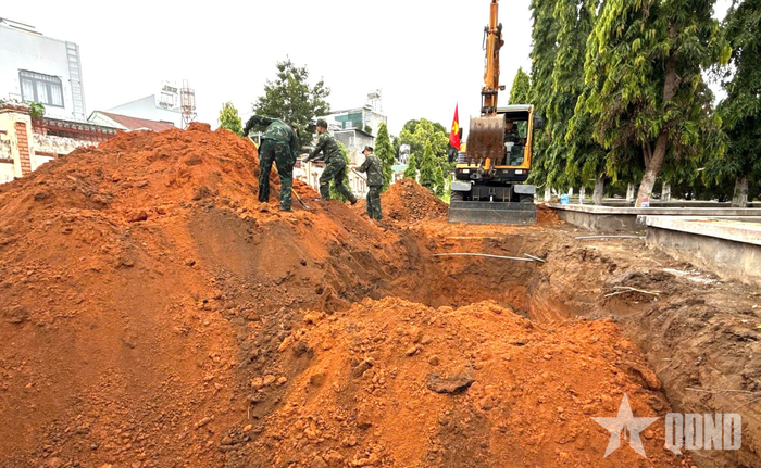 Cán bộ, chiến sĩ Đội K53 thực hiện nhiệm vụ thăm dò trong khuôn viên Nghĩa trang liệt sĩ phường Đăk Cấm.