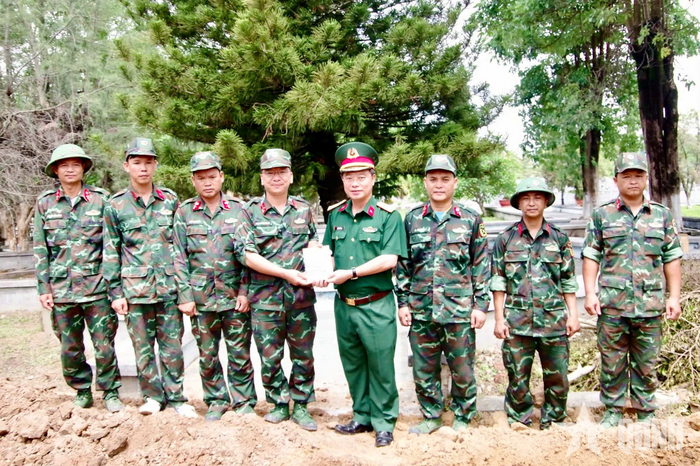 Lãnh đạo Bộ CHQS tỉnh Quảng Ngãi động viên cán bộ, chiến sĩ Đội K53 làm nhiệm vụ.