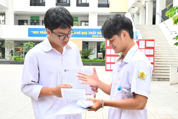 Em Nguyễn Thái Sơn (bên phải).