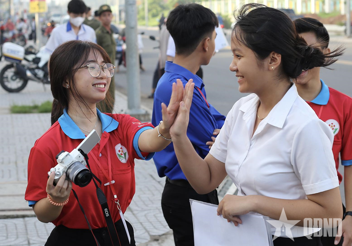 Thí sinh phấn khởi sau môn thi đầu tiên.