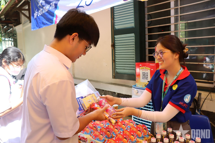 Thí sinh dự thi được hỗ trợ nước uống tại các điểm thi.