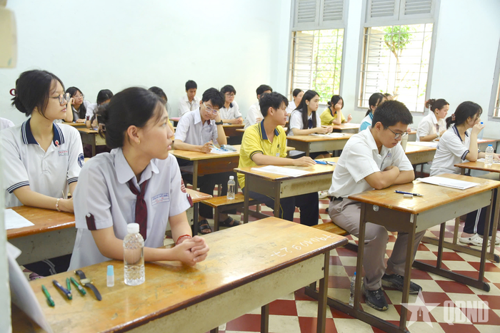 Các thí sinh nghe phổ biến quy chế trước giờ làm bài tại điểm thi Trường THPT Chuyên Lê Hồng Phong.