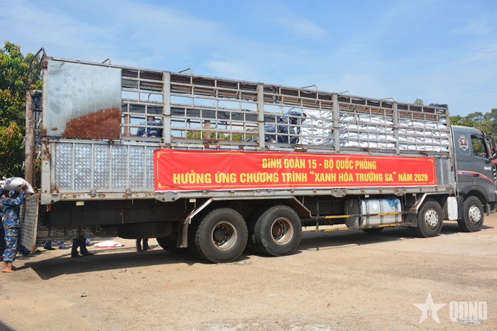Xe vận tải Binh đoàn 15 chở phân bón hữu cơ vi sinh đến kho lưu trữ của Vùng 4 Hải quân.