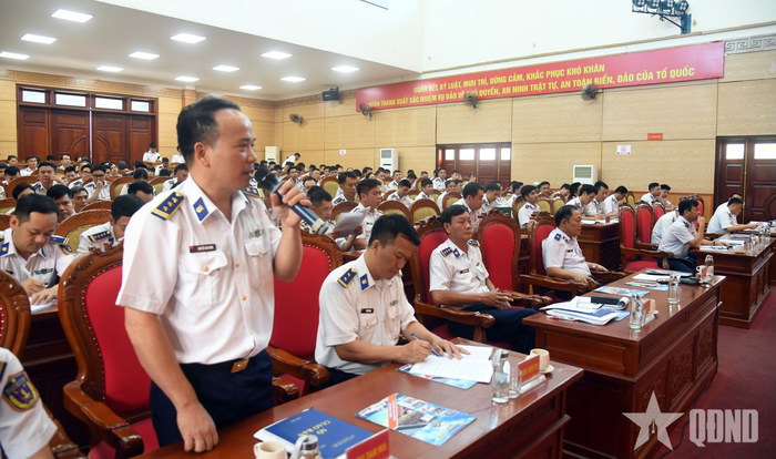  Cán bộ Bộ tư lệnh Vùng Cảnh sát biển 1 phát biểu ý kiến tại hội nghị. 