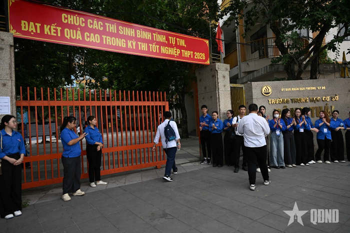 Thí sinh bước vào buổi thi môn Ngữ văn đầu giờ sáng 11-6.