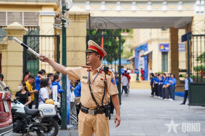 Cảnh sát giao thông bảo đảm trật tự, an toàn giao thông tại các địa điểm thi.