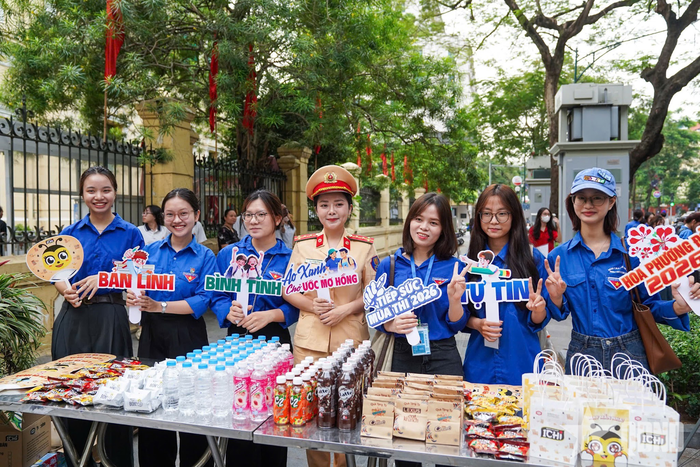 Ngoài công tác bảo đảm an ninh trật tự, Công an TP Hà Nội tích cực phối hợp với các lực lượng hỗ trợ thí sinh dự thi.