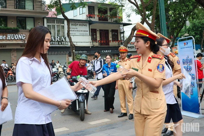 Đoàn Thanh niên Phòng CSGT Công an TP Hà Nội và Đội CSGT đường bộ số 1 hỗ trợ các thí sinh dự thi.