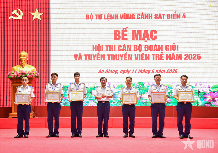  Đại tá Nguyễn Thái Dương, Phó chính ủy Vùng Cảnh sát biển 4 trao giải cho cán bộ Đoàn giỏi. 