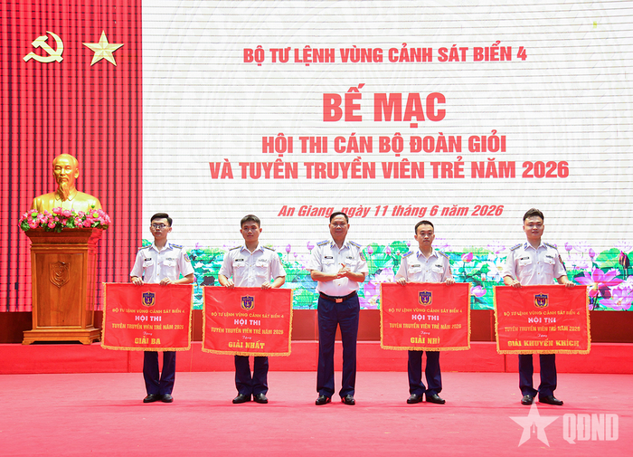 Thiếu tướng Nguyễn Văn Dũng, Bí thư Đảng ủy, Chính ủy Vùng Cảnh sát biển 4 trao giải cho các đội tuyên truyền viên trẻ năm 2026.