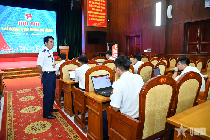  Các thí sinh tham gia phần thi lý thuyết. 