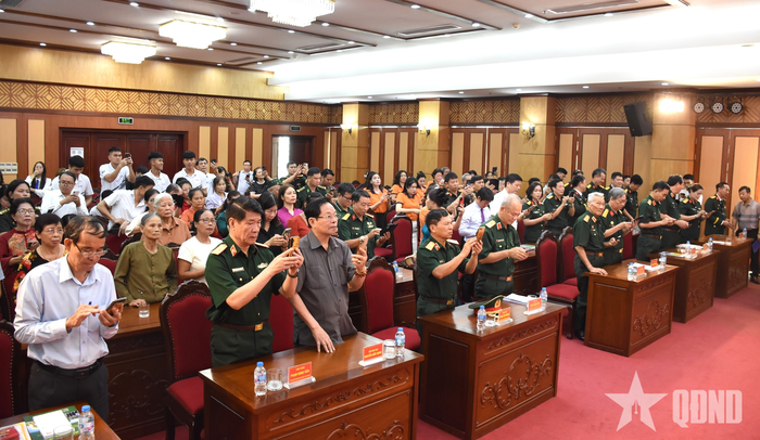 Các đại biểu quét mã QR ủng hộ chương trình.