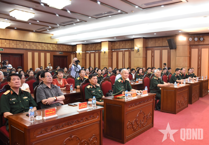 Các đại biểu dự buổi lễ.