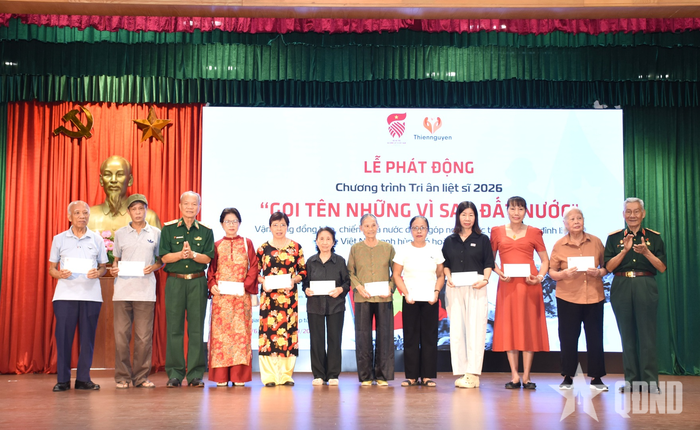 Ban tổ chức trao quà tặng các gia đình liệt sĩ.