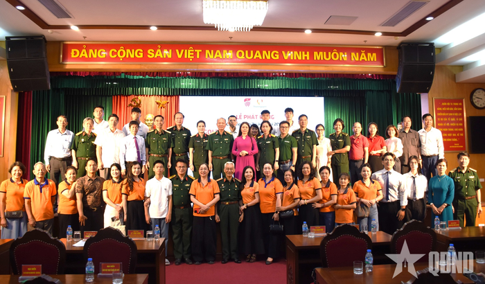 Các đại biểu dự lễ phát động.