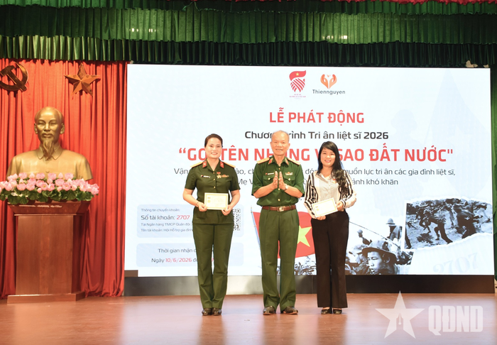 Trung tướng Hoàng Khánh Hưng, Chủ tịch Hội Hỗ trợ gia đình liệt sĩ Việt Nam trao kỷ niệm chương tặng đại diện cơ quan, đơn vị, cá nhân.