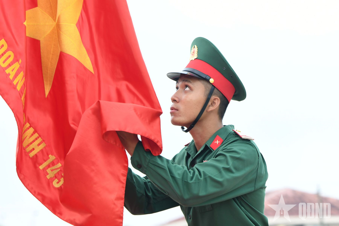  Trần Xuân Dự - chiến sĩ mới Tiểu đoàn 2, Trung đoàn 143 thay mặt chiến sĩ mới tuyên thệ dưới Quân kỳ. 