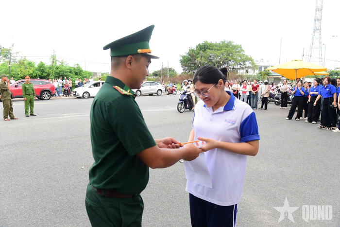  Tặng bút cho thí sinh.