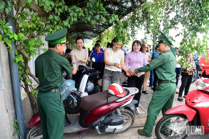 Trong lúc chờ con hoàn thành bài thi, các bậc phụ huynh được đoàn viên, thanh viên tặng nước uống.