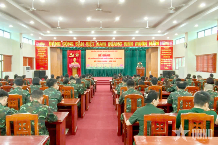Quang cảnh bế giảng.