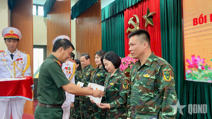 Các học viên được trao giấy chứng nhận hoàn thành chương trình bồi dưỡng kiến thức quốc phòng và an ninh đối tượng 3.