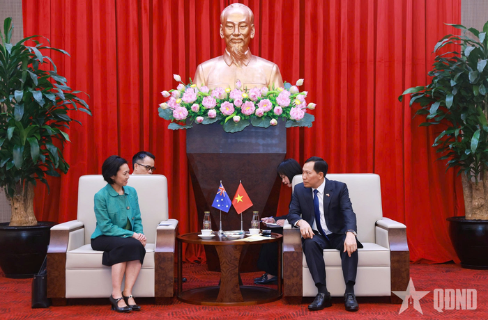 Thượng tướng Lê Văn Tuyến, Ủy viên Trung ương Đảng, Thứ trưởng Bộ Công an trao đổi với Thứ trưởng Ngoại giao Australia Michelle Chan.