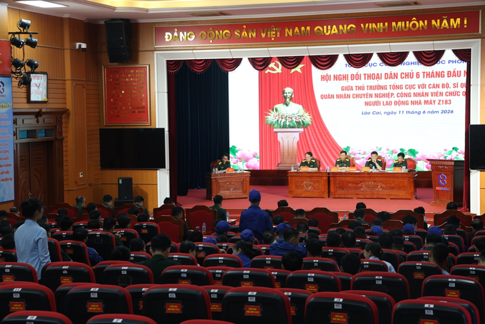  Quang cảnh hội nghị đối thoại dân chủ tại Nhà máy Z183. 