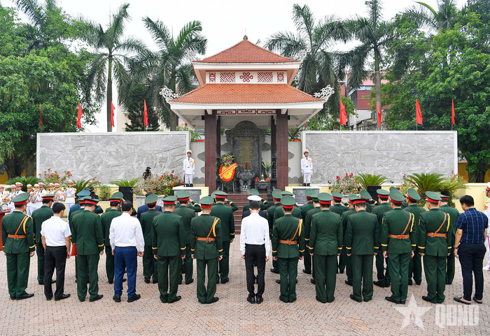 Đại tướng Phan Văn Giang và các đại biểu dâng hoa, dâng hương tưởng niệm Chủ tịch Hồ Chí Minh và các Anh hùng liệt sĩ.