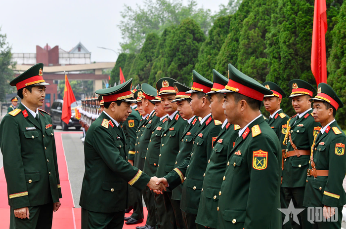 Lãnh đạo, chỉ huy các đơn vị đón Đại tướng Phan Văn Giang.