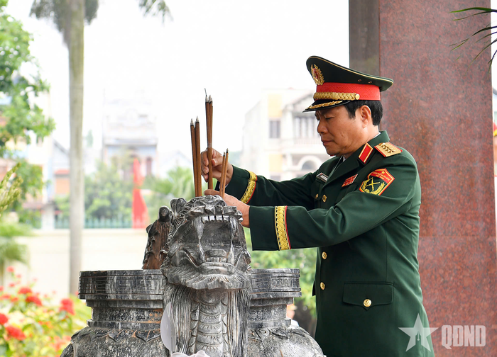 Đại tướng Nguyễn Tân Cương dâng hương tưởng niệm các Anh hùng liệt sĩ.