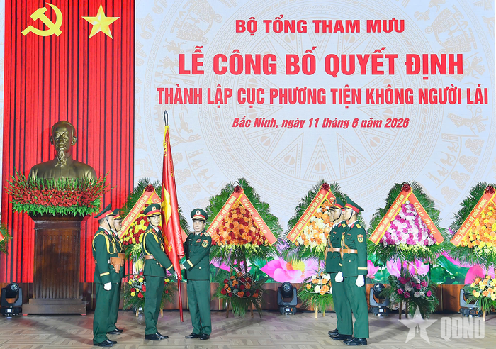 Đại tướng Phan Văn Giang trao Quân kỳ Quyết thắng cho Cục Phương tiện không người lái.
