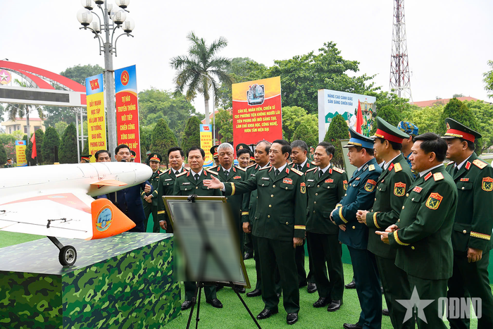 Đại tướng Phan Văn Giang và các đại biểu tham quan trưng bày vũ khí, trang bị kỹ thuật không người lái.