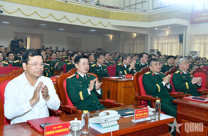 Các đại biểu dự buổi lễ.