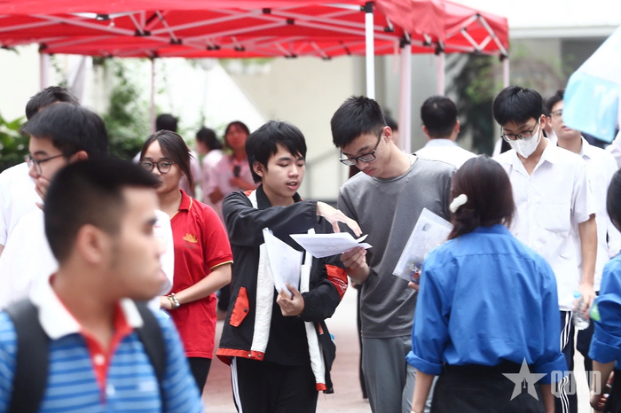 Các thí sinh trao đổi về đề thi.
