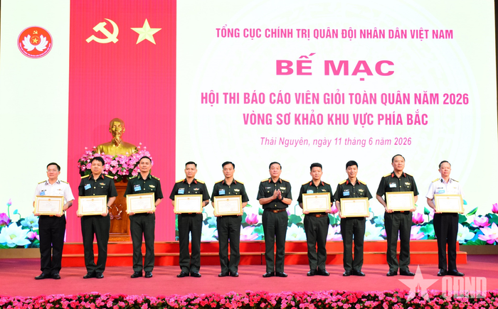 Thượng tướng Trương Thiên Tô trao bằng khen tặng các đồng chí đoạt giải nhất, giải nhì.