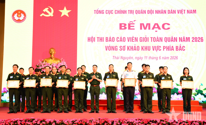 Ban tổ chức trao bằng khen tặng các đồng chí đoạt giải ba.