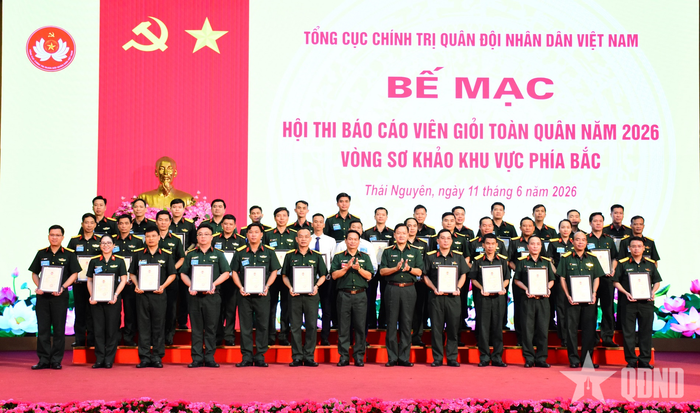 Ban tổ chức trao chứng nhận “Báo cáo viên giỏi cấp toàn quân”.