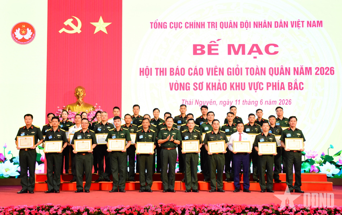 Ban tổ chức trao giấy khen tặng các đồng chí đoạt giải khuyến khích.