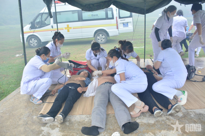  Diễn tập sơ cứu người bị thương.