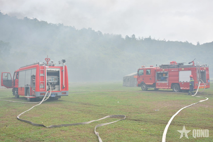  Lực lượng Cảnh sát Phòng cháy, chữa cháy và cứu nạn, cứu hộ Công an tỉnh Khánh Hòa triển khai vòi phun nước dập lửa.
