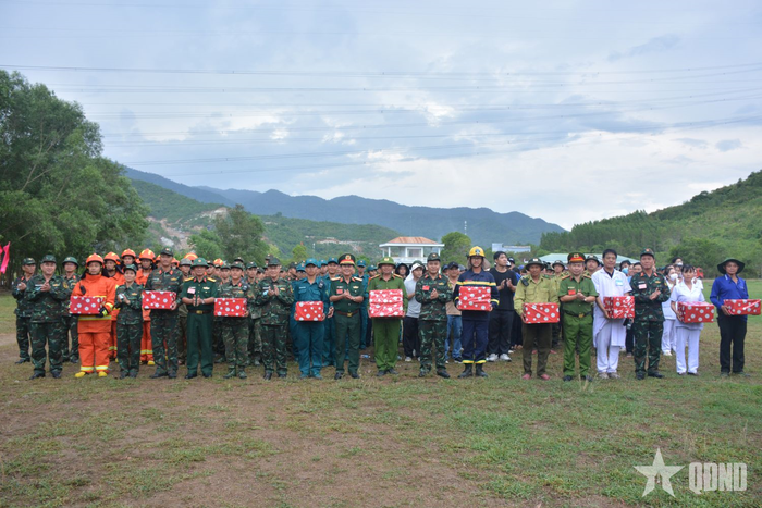  Ban chỉ đạo trao quà tặng các bộ phận hoàn thành tốt nhiệm vụ diễn tập phòng thủ dân sự ứng phó cháy rừng.
