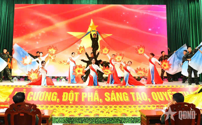 Chương trình giao lưu văn nghệ ở Lữ đoàn 71.