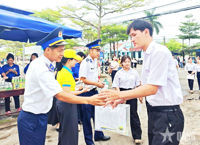  Đoàn cơ sở Hải đoàn 21 phối hợp triển khai chương trình “Tiếp sức mùa thi năm 2026”. 