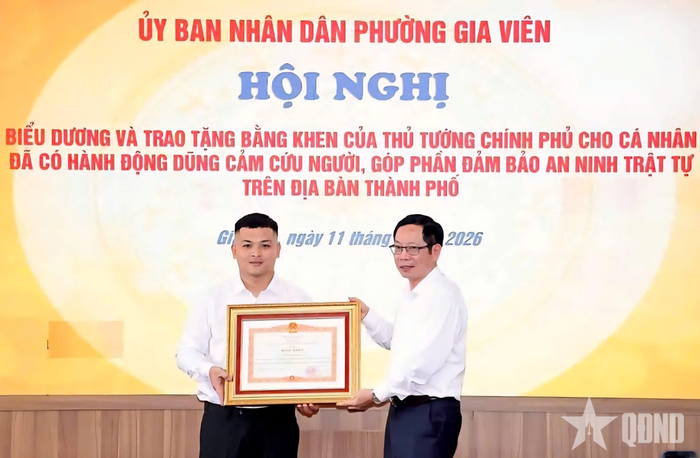 Thừa ủy quyền của Thủ tướng Chính phủ, đồng chí Vũ Tiến Phụng, Phó chủ tịch UBND TP Hải Phòng trao Bằng khen tặng anh Phạm Thế Huy Hoàng. Ảnh: VIỆT CƯỜNG