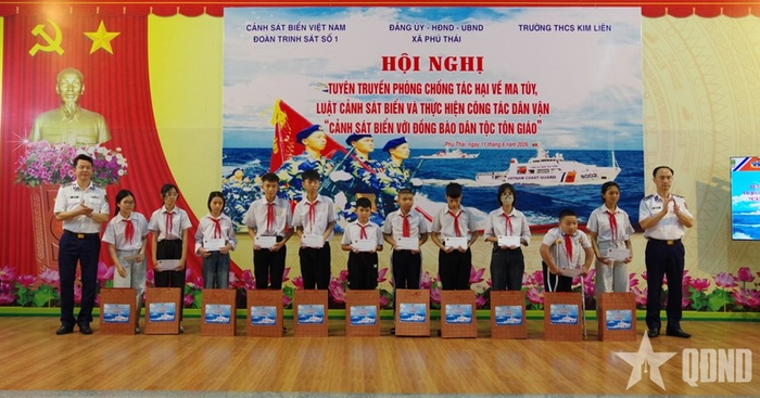 Đoàn Trinh sát số 1 trao quà tặng các học sinh có thành tích học tập xuất sắc trên địa bàn xã Phú Thái, TP Hải Phòng.