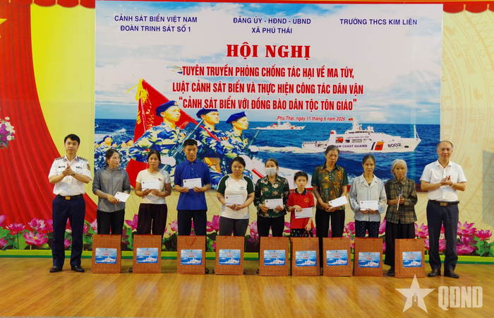 Đoàn Trinh sát số 1 trao quà tặng các gia đình chính sách trên địa bàn xã Phú Thái, TP Hải Phòng.